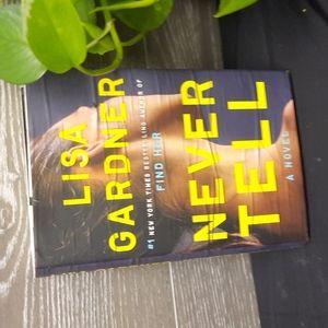 Lisa Gardner Never tell new york times best seller  Hard back